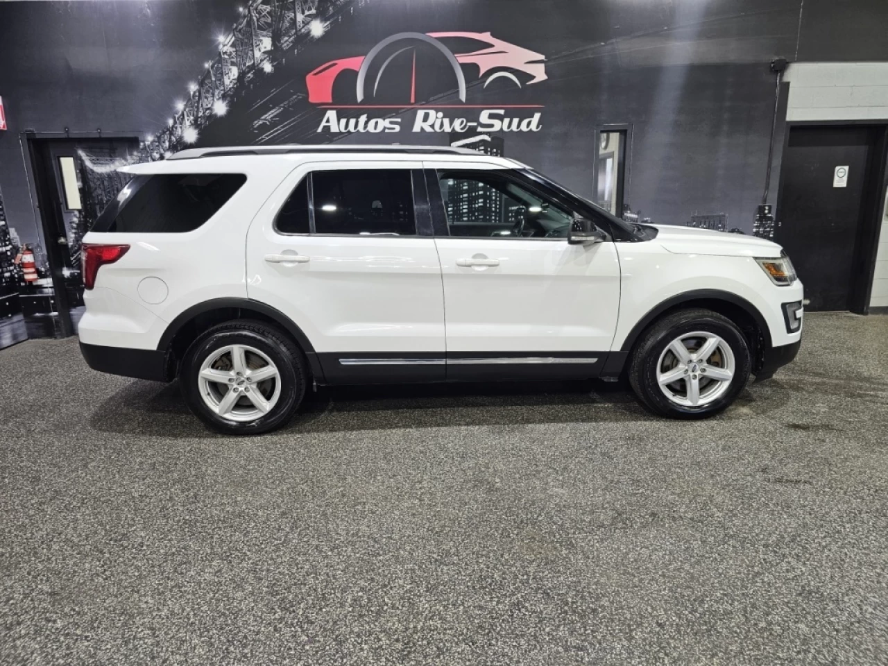 2017 Ford Explorer 4WD 4dr XLT Main Image