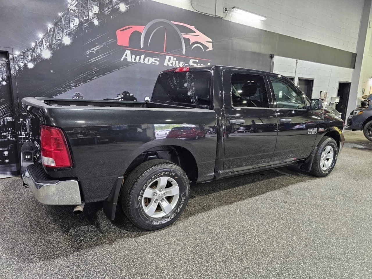 2017 Ram 1500 SLT 5.7L 4X4 CREW CAB AVEC 147 100KM Main Image