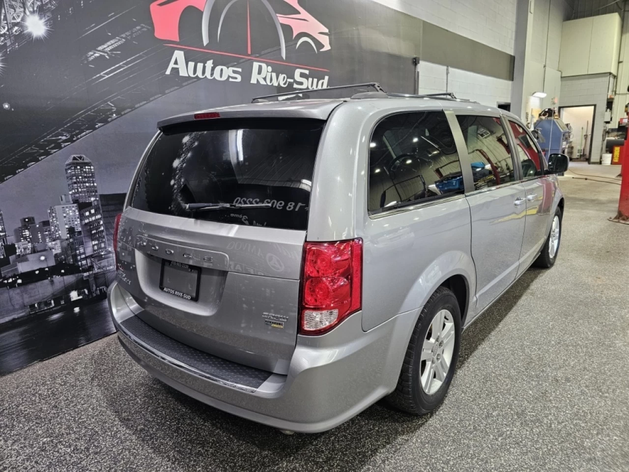 2018 Dodge Grand Caravan Crew Plus 2WD Main Image