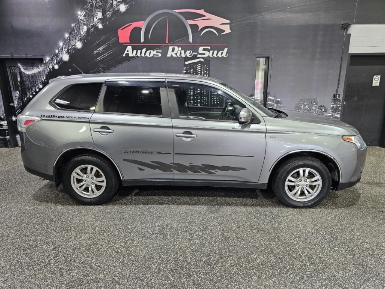 2014 Mitsubishi Outlander SE V6 3.0L AWD 7 PASSAGERS SEULEMENT 131 300KM Image principale