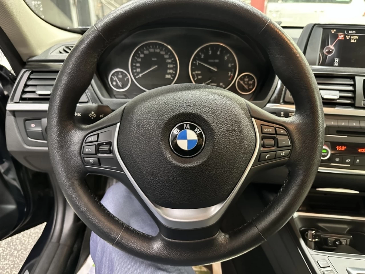 2015 BMW 3 Series 4dr Sdn 320i xDrive AWD Main Image