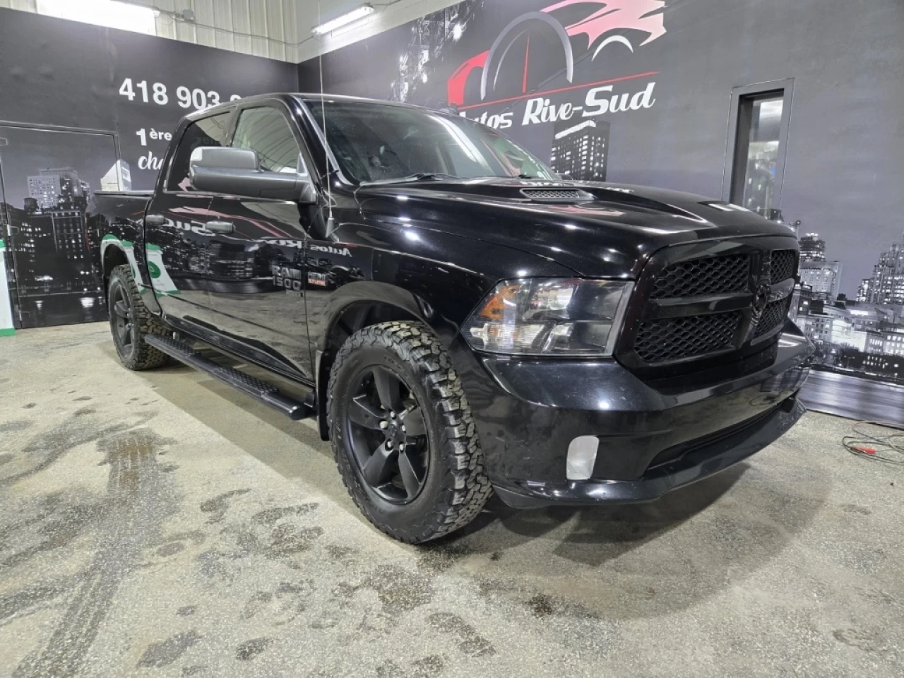 2020 Ram 1500 Classic Express CREWCAB 5.7L 4X4 TRÈS PROPRE Main Image