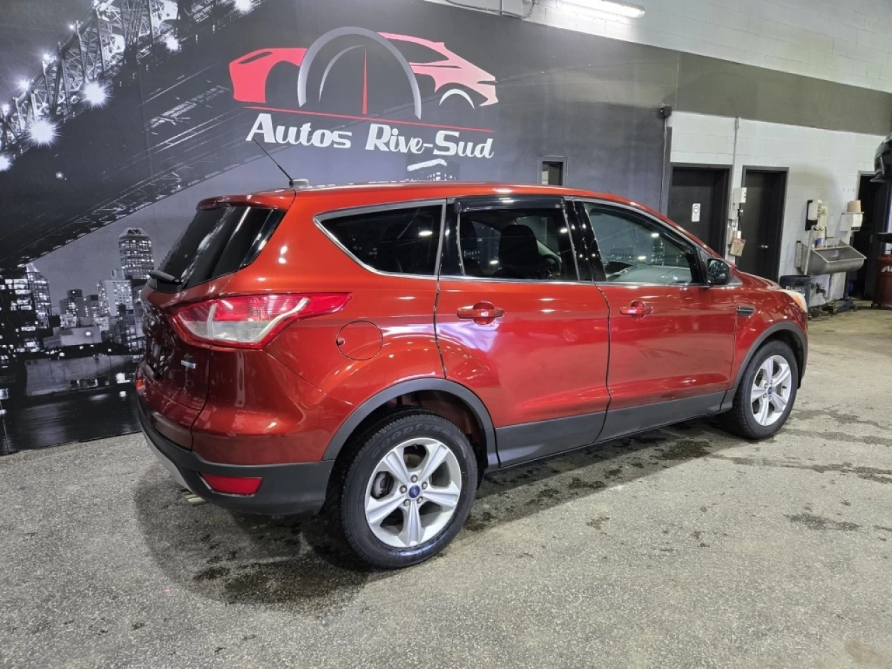 2014 Ford Escape SE AWD TRÈS PROPRE SEULEMENT 136 900KM Main Image