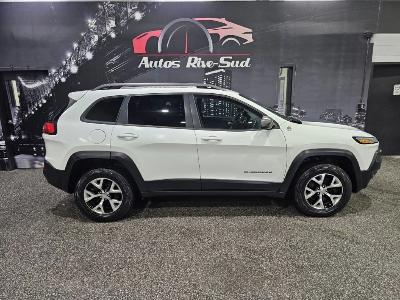 2016 Jeep Cherokee TRAILHAWK V6 3.2L 4X4 CUIR NAV AVEC 175 000KM Image principale