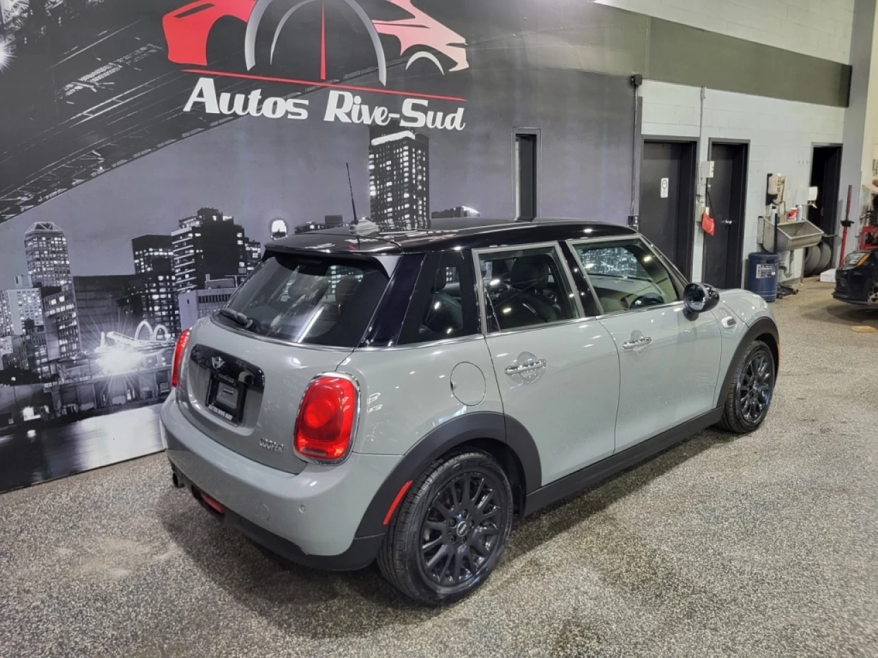 2018 MINI 5 portes COOPER FULL LOAD CUIR TOIT PANO AVEC 158 500KM Main Image