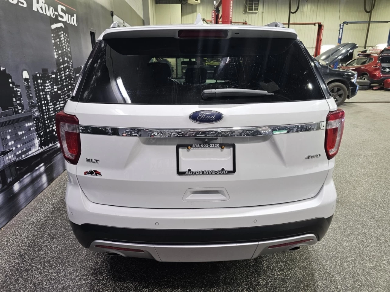 2017 Ford Explorer 4WD 4dr XLT Main Image