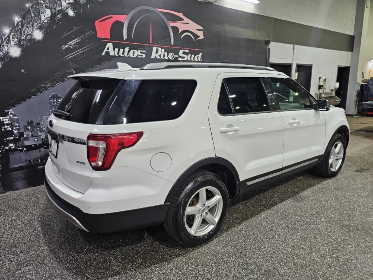 2017 Ford Explorer 4WD 4dr XLT Main Image