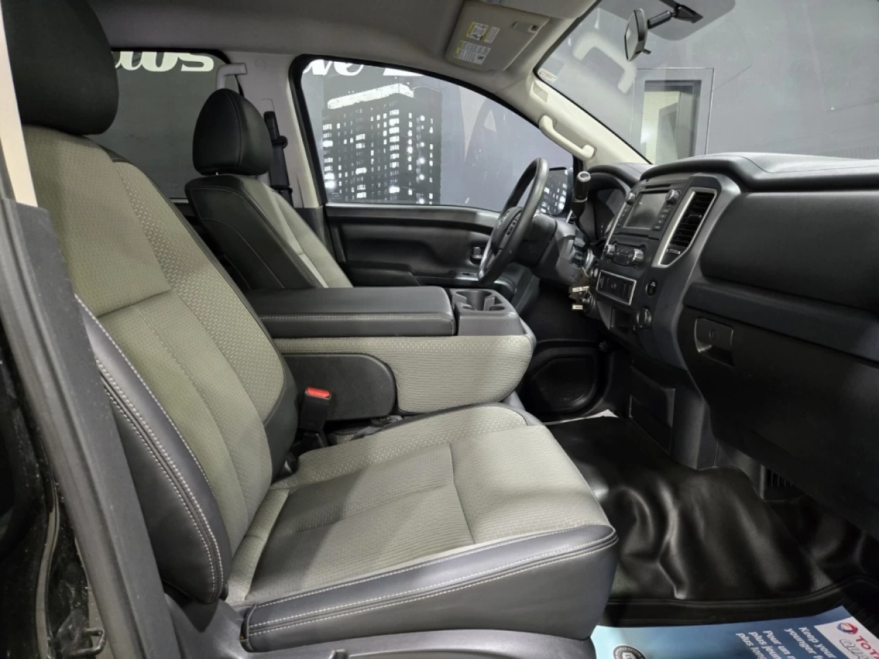 2019 Nissan Titan S CREWCAB V8 4X4 BEAU LOOK 95 300KM Image principale