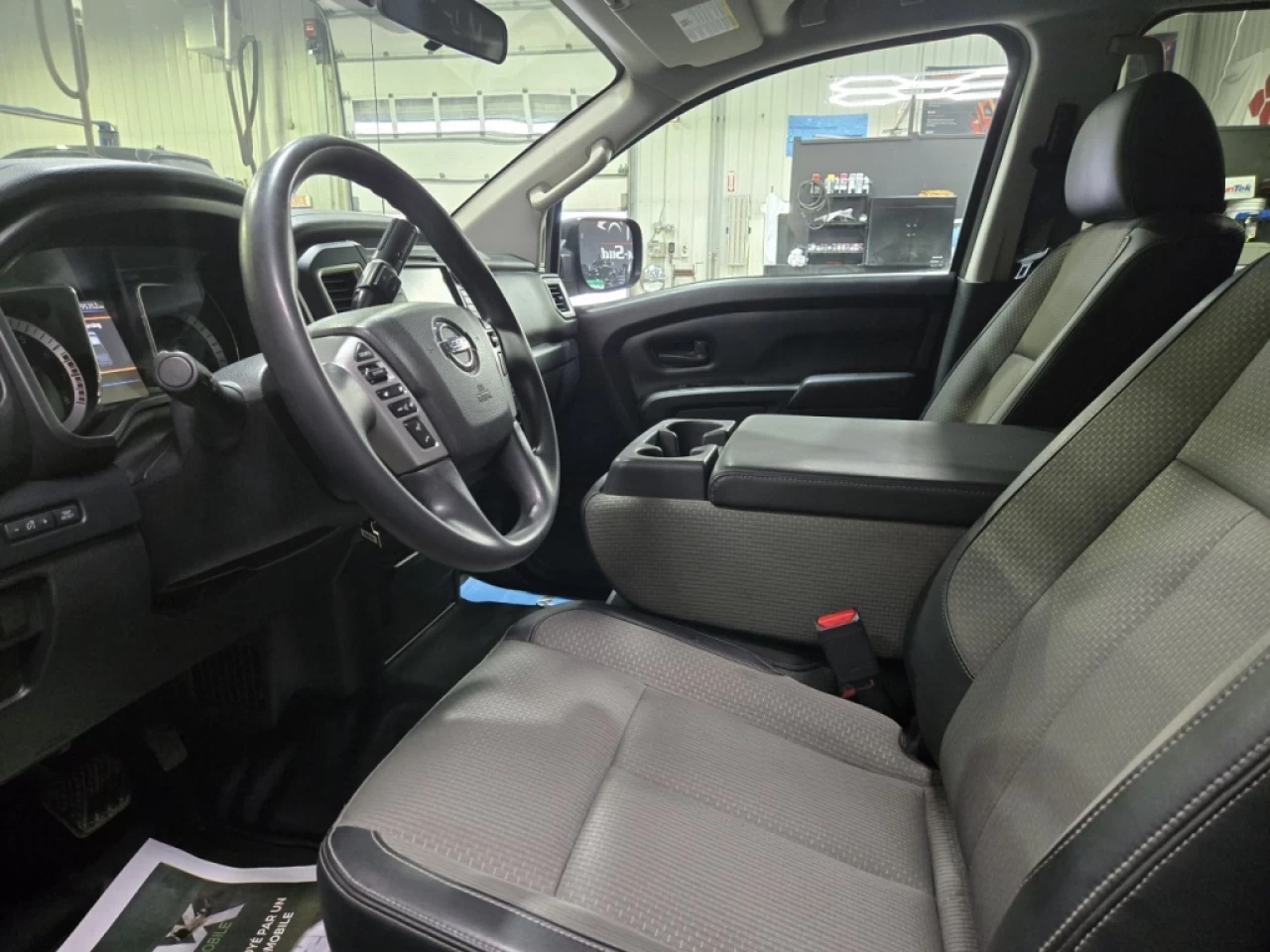 2019 Nissan Titan S CREWCAB V8 4X4 BEAU LOOK 95 300KM Image principale