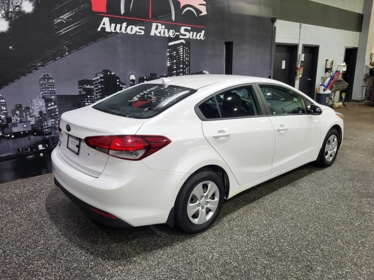 2017 Kia Forte LX MANUELLE TRÈS PROPRE SEULEMENT 139 700KM Main Image