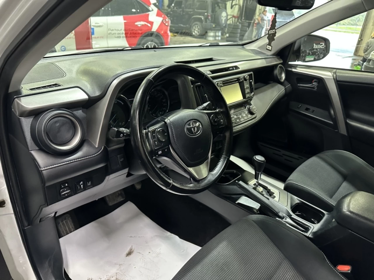 2017 Toyota RAV4 XLE AWD TOIT TRÈS PROPRE AVEC 167 100KM Main Image