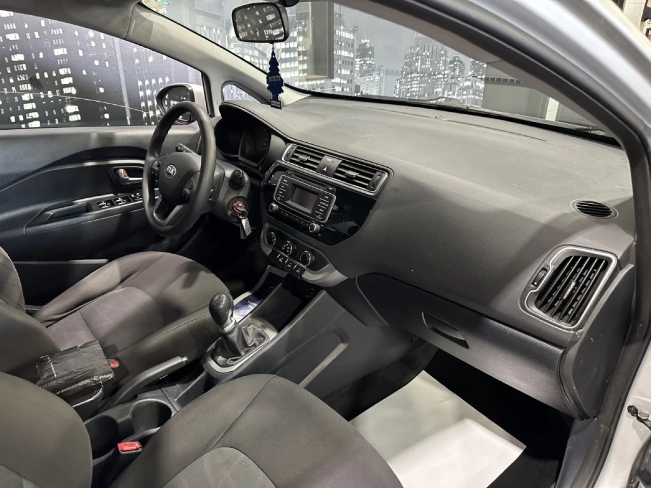 2017 Kia Rio LX MANUELLE TRÈS PROPRE SEULEMENT 140 700KM Image principale