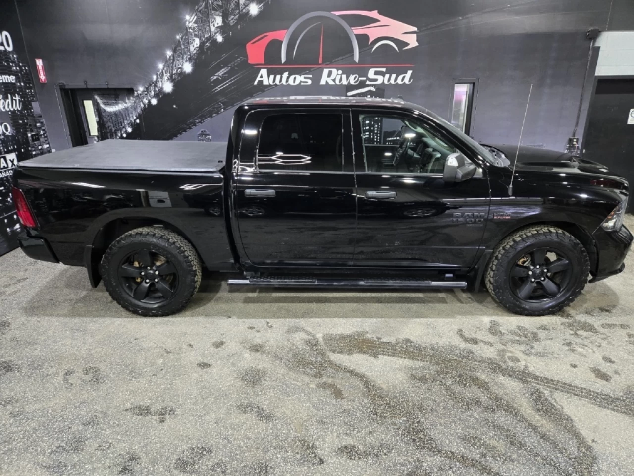 2020 Ram 1500 Classic Express CREWCAB 5.7L 4X4 TRÈS PROPRE Main Image