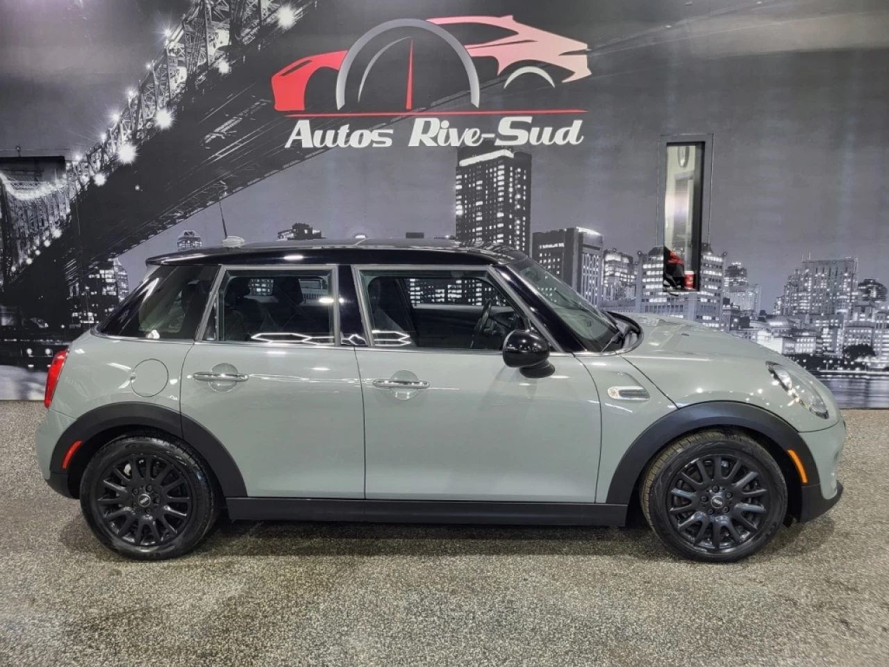 2018 MINI 5 portes COOPER FULL LOAD CUIR TOIT PANO AVEC 158 500KM Main Image