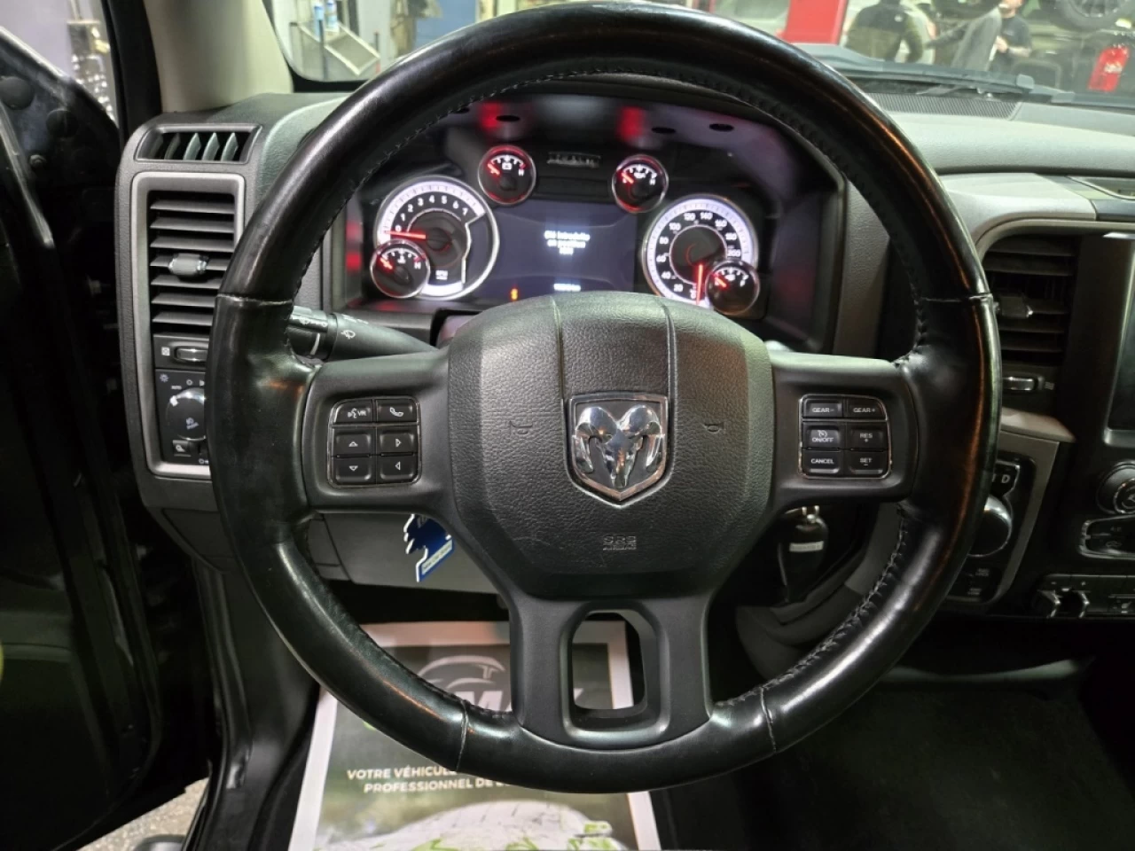 2020 Ram 1500 Classic Express CREWCAB 5.7L 4X4 TRÈS PROPRE Main Image