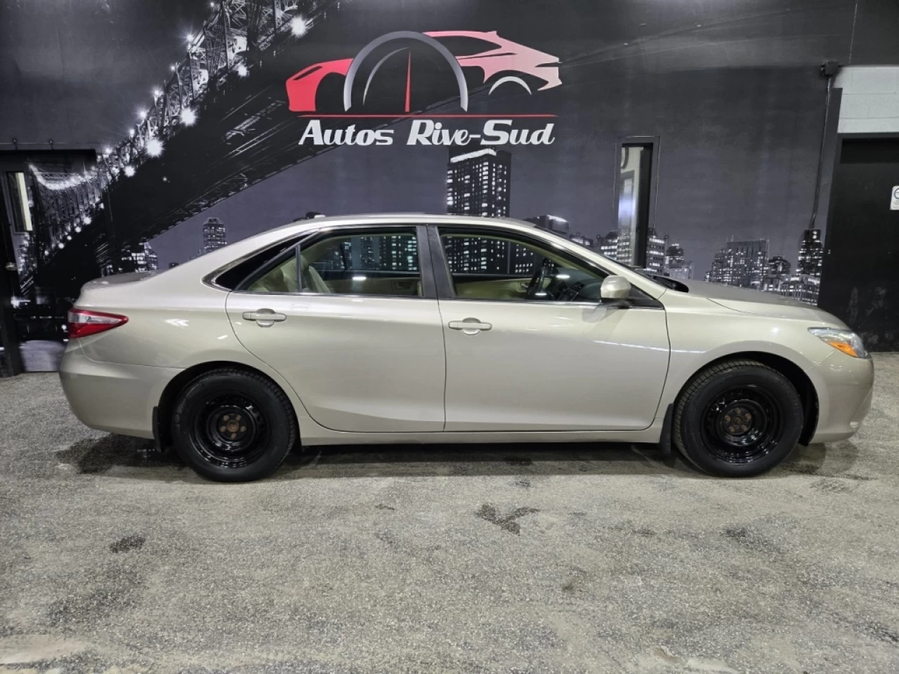 2016 Toyota Camry XLE AUTOMATIQUE MAGS TOIT SEULEMENT 108 100KM Image principale