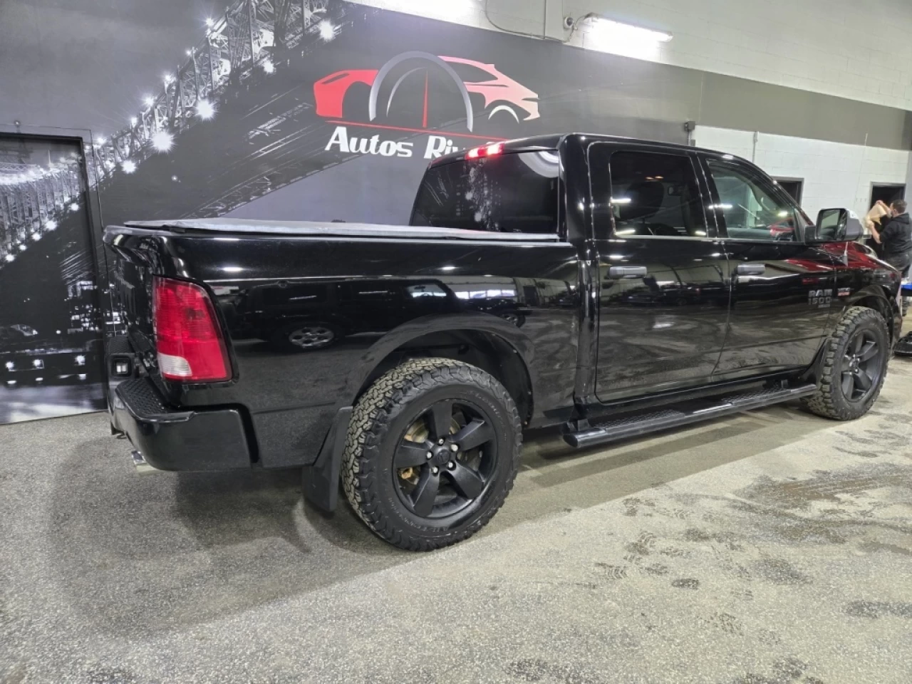 2020 Ram 1500 Classic Express CREWCAB 5.7L 4X4 TRÈS PROPRE Main Image