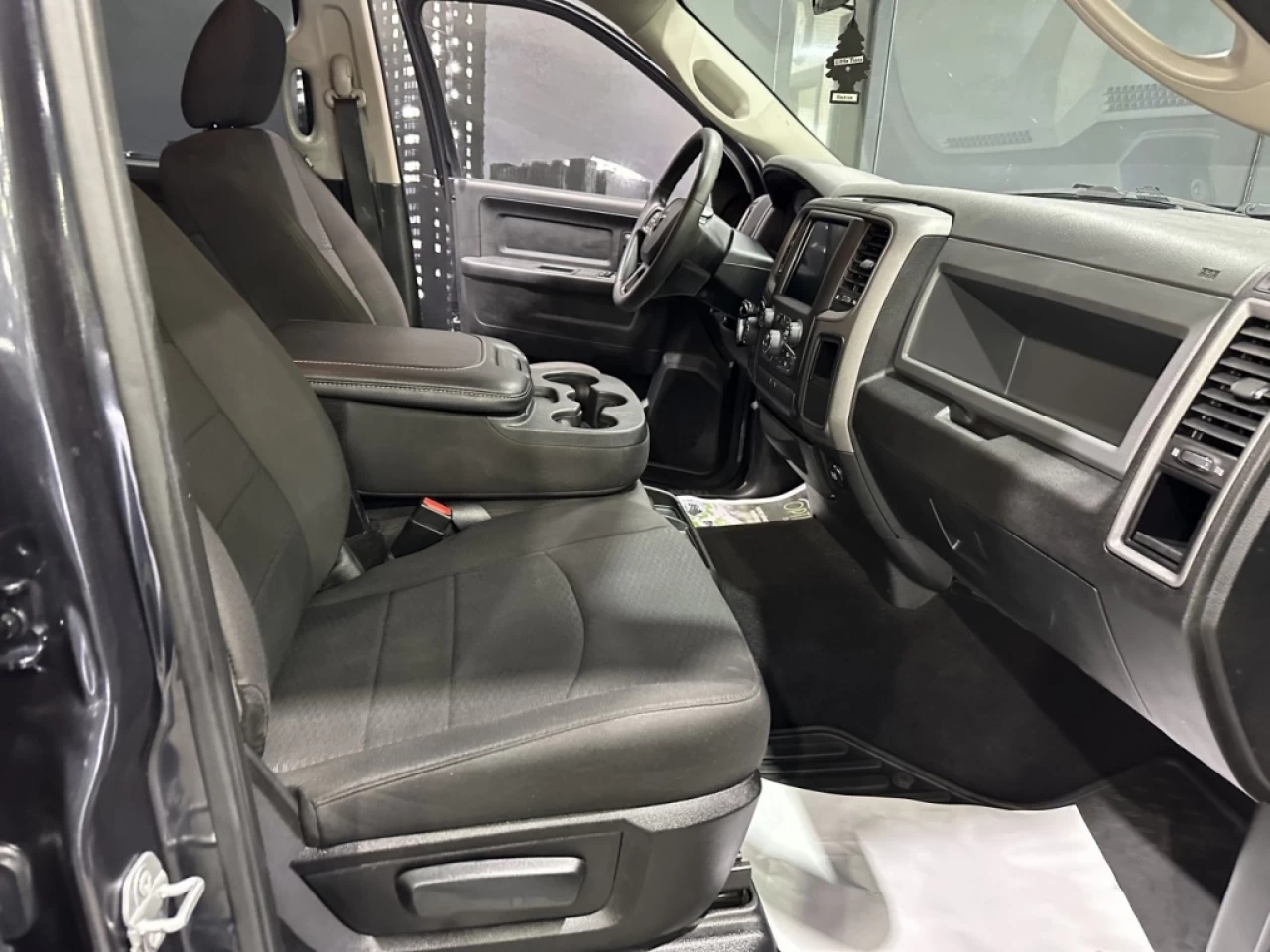 2019 Ram 1500 Classic Express 5.7 HEMI 4X4 CREWCAB SEULEMENT 102 900KM Image principale