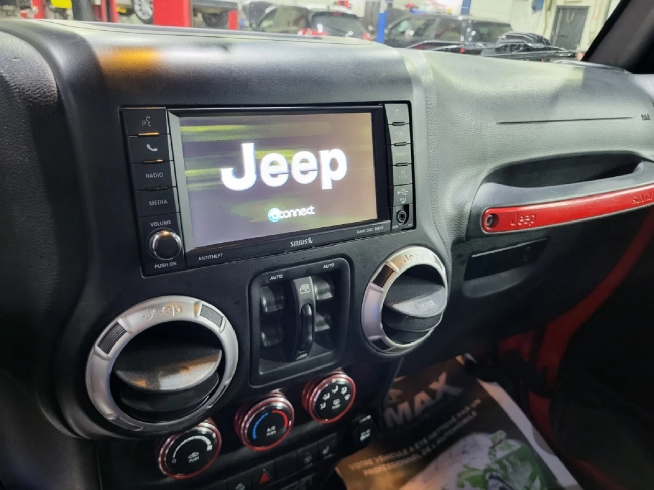 2017 Jeep WRANGLER UNLIMITED 4WD 4dr Sahara Image principale