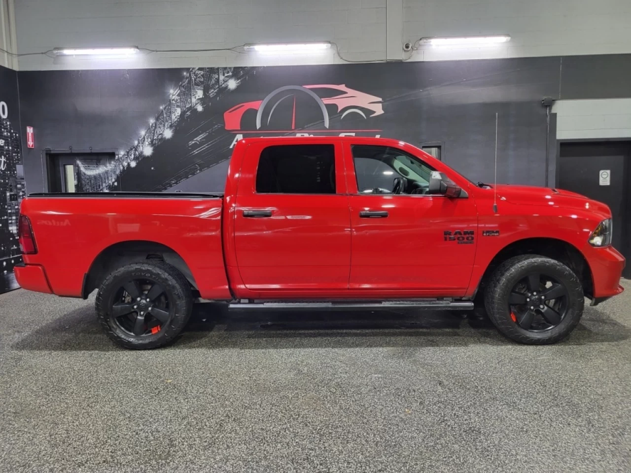 2020 Ram 1500 Classic EXPRESS CREWCAB 5.7L JAMAIS ACCIDENTÉ 129 100KM Main Image