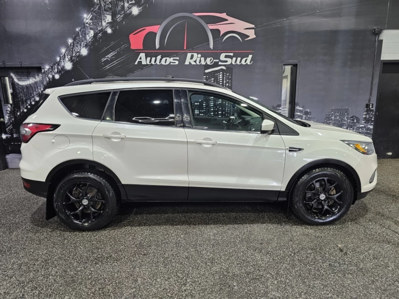 2018 Ford Escape SEL AWD 1.5L ECOBOOST CUIR TOIT PANO AVEC 124 400K Main Image