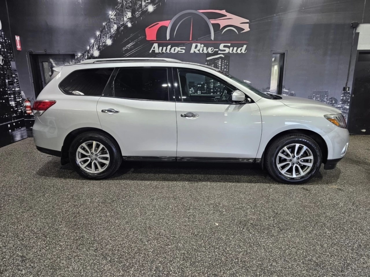 2016 Nissan Pathfinder SV AWD 7 PASSAGERS SEULEMENT 132 200KM Main Image