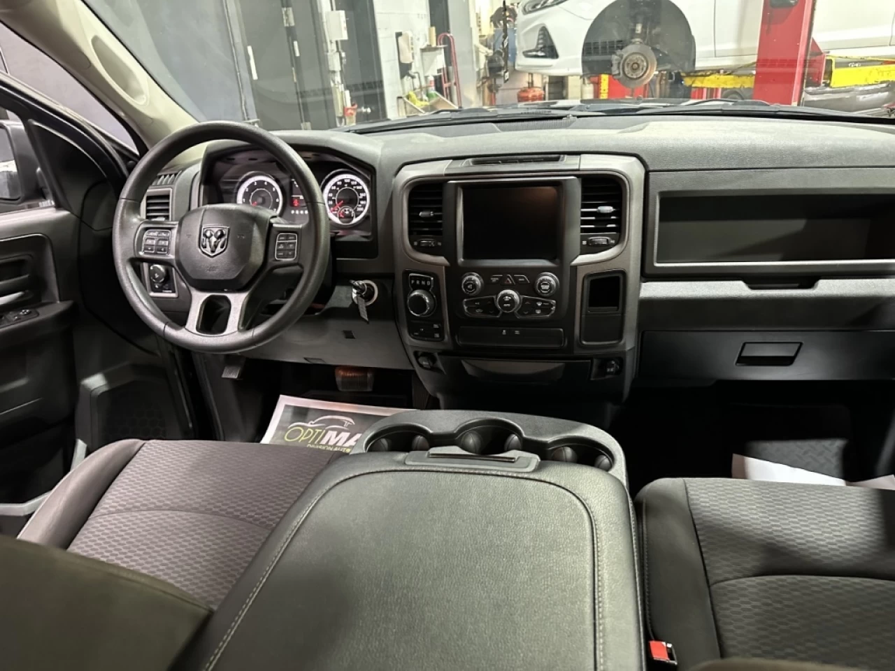 2019 Ram 1500 Classic Express 5.7 HEMI 4X4 CREWCAB SEULEMENT 102 900KM Main Image