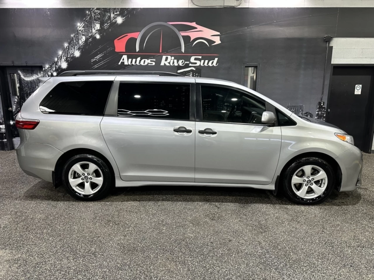 2018 Toyota Sienna LE 7 PASSAGERS A/C CAMERA SEULEMENT 118 300KM Main Image