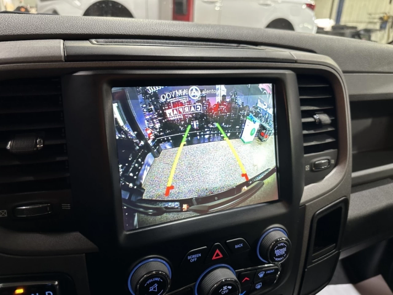 2019 Ram 1500 Classic Express 5.7 HEMI 4X4 CREWCAB SEULEMENT 102 900KM Main Image