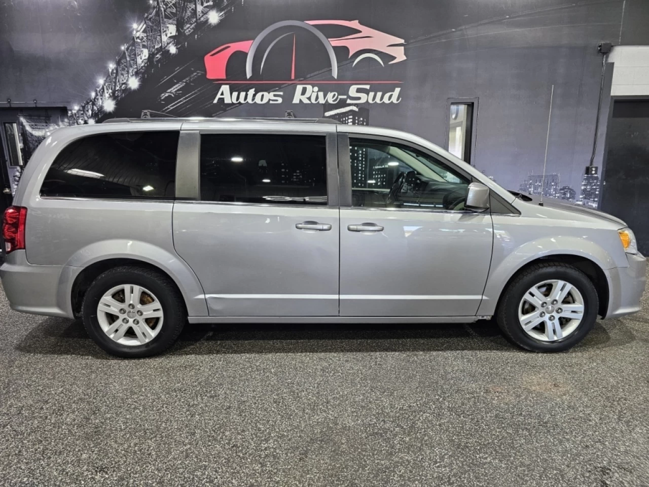 2018 Dodge Grand Caravan CREW STOW AND GO CUIR AVEC 181 900KM Main Image