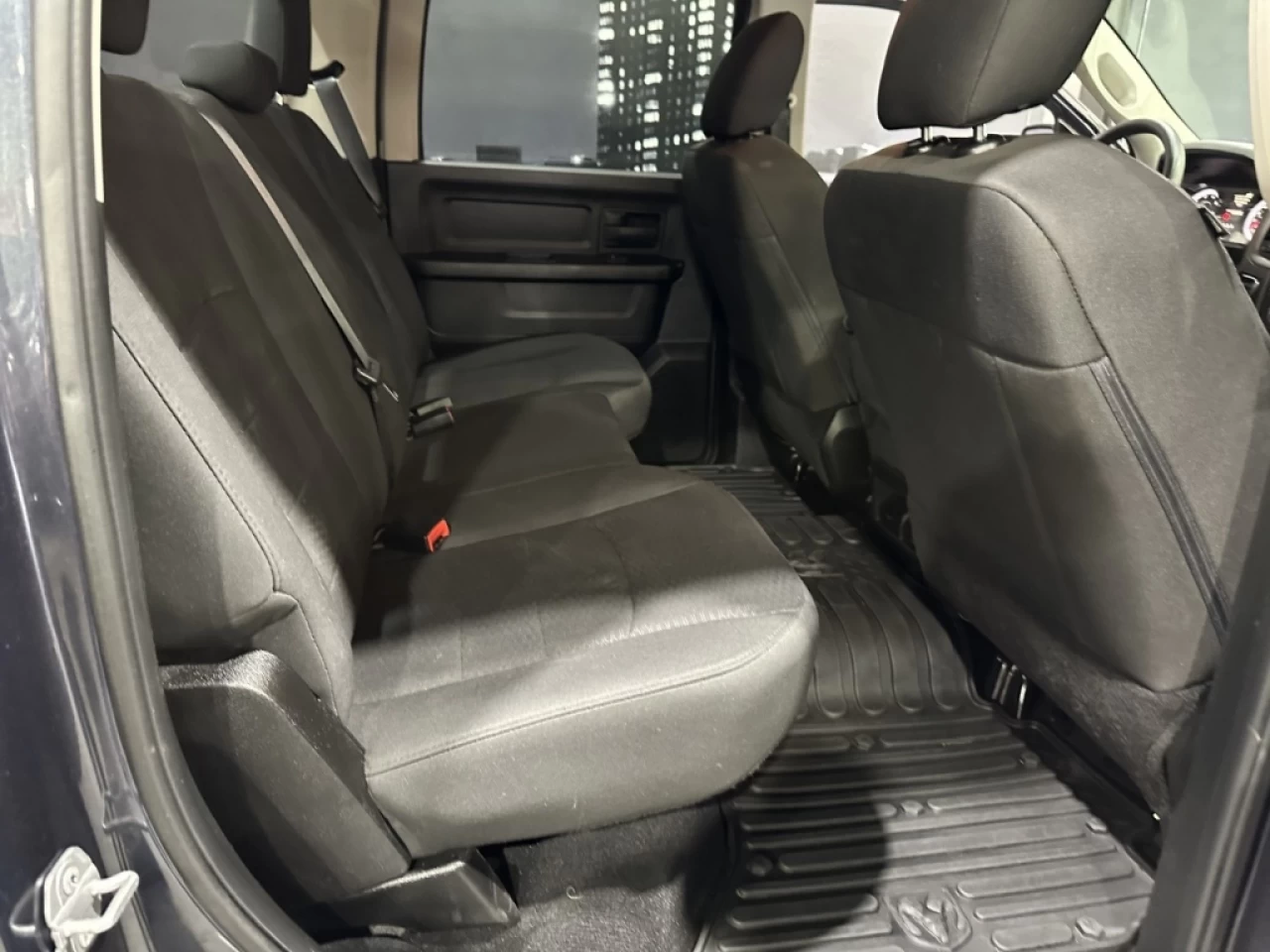 2019 Ram 1500 Classic Express 5.7 HEMI 4X4 CREWCAB SEULEMENT 102 900KM Main Image