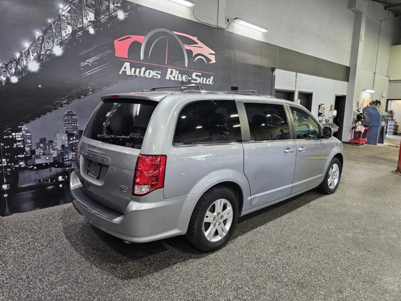 2018 Dodge Grand Caravan CREW STOW AND GO CUIR AVEC 181 900KM Main Image