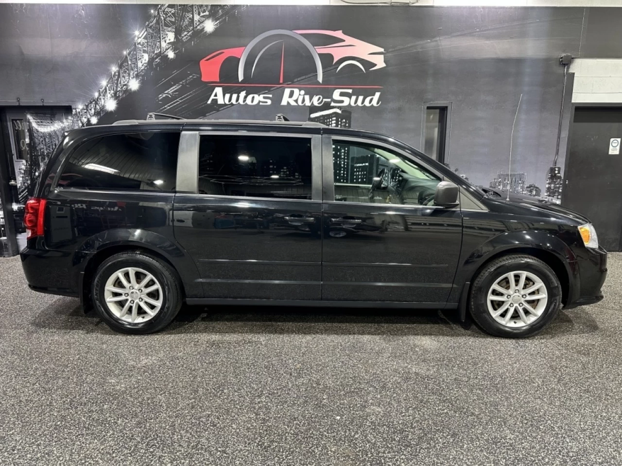 2015 Dodge Grand Caravan SXT STOW N GO DVD TRÈS PROPRE AVEC 181 900KM Main Image