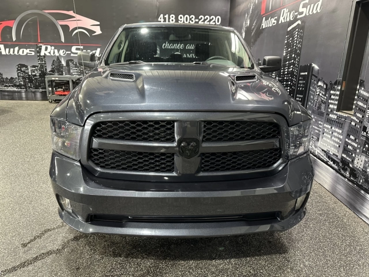 2019 Ram 1500 Classic Express 5.7 HEMI 4X4 CREWCAB SEULEMENT 102 900KM Image principale