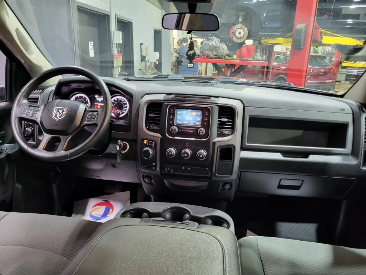 2019 Ram 1500 Classic EXPRESS CREW CAB 4X4 V8 5.7L SEULEMENT 93 900KM Image principale