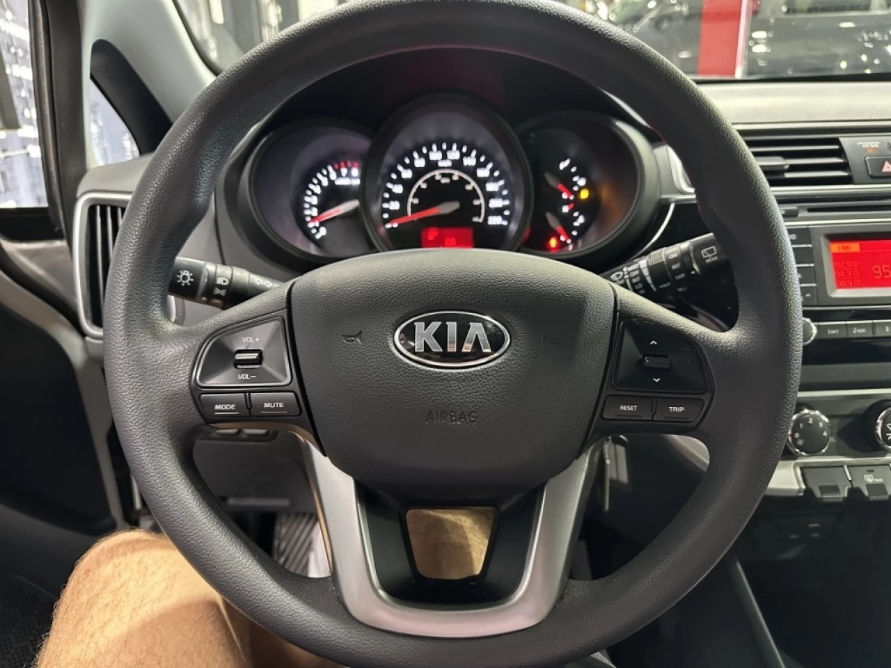 2017 Kia Rio LX MANUELLE TRÈS PROPRE SEULEMENT 140 700KM Main Image