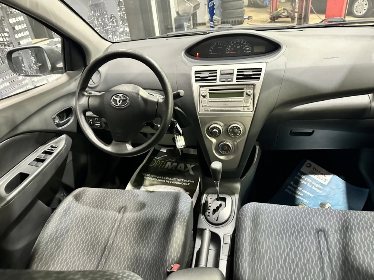 2012 Toyota Yaris LE AUTOMATIQUE A/C TRÈS PROPRE SEULEMENT 123 300KM Main Image