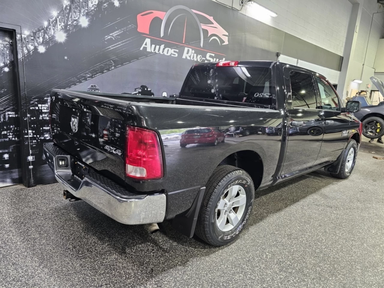 2017 Ram 1500 SLT 5.7L 4X4 CREW CAB AVEC 147 100KM Main Image